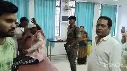 भभुआ: भभुआ जयप्रकाश चौक बायपास रोड में बदमाशों ने एक किसान को मारपीट कर किया घायल, मौके पर पहुंचे भभुआ थानाध्यक्ष