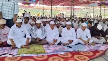 కనిగిరి: మున్సిపాలిటీ వ్యాప్తంగా భక్తిశ్రద్ధలతో బక్రీద్ వేడుకలు, ఈద్గాలు, మసీదుల వద్ద ప్రత్యేక ప్రార్థనలు నిర్వహించిన ముస్లింలు
