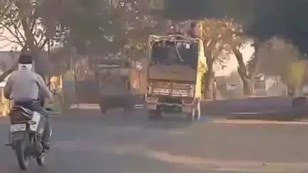 रावेर: सावदा ते पाल रोडवरील धन्वंतरी गार्डनच्या वळणावर पिकअप वाहन उलटून एक ठार,२२ जखमी, रावेर पोलिसात गुन्हा दाखल