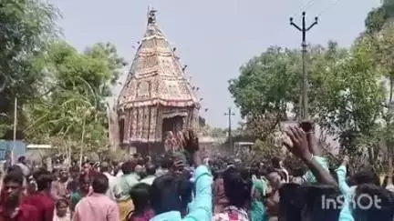உடையார்பாளையம்: தத்தனூர் கீழவெளி கிராம மகா மாரியம்மன் கோவில் தேர் திருவிழா- விளை நிலத்தில் விளைந்த பயிர்களை, தேரில் கட்டிய விவசாயிகள்