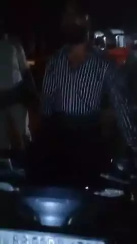 बेतिया: बरवत सेना के पास से 28 पीस 8 पीएम अंग्रेजी शराब बरामद, एक गिरफ्तार और बाइक ज़ब्त