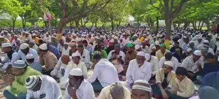 ఉరవకొండ: ఉరవకొండ లోని ఈద్గా మైదానంలో బక్రీద్ సందర్భంగా ముస్లింలు సామూహిక ప్రార్ధనలు