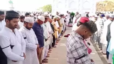 भांडेर: बकरीद पर ईदगाह मस्जिद समेत अन्य मस्जिदों में ईद की नमाज अदा, नमाजियों ने काली पट्टी बांधकर जताया विरोध