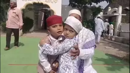 सेनगाव: गोरेगांव येथे बकरी ईद निमित्त मुस्लिम समाज बांधवांकडून सामूहिक नमाज अदा