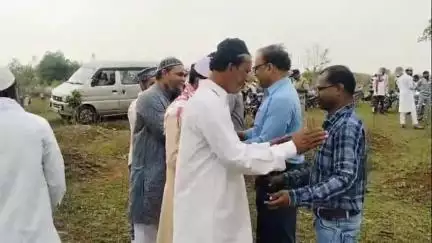 घंसौर: घंसौर ईदगाह पर ईद उल अजहा (बकरीद) की विशेष नमाज अदा की गई, लोगों ने गले मिलकर दी मुबारकबाद