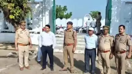 सासनी: आगरा-अलीगढ़ हाइवे के जैन पेट्रोल पंप के पास ईदगाह में मुस्लिम समुदाय ने नमाज अदा कर अमन-चैन की मांगी दुआ