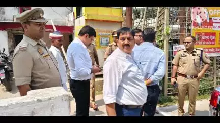 बस्ती: जिले के जिला अधिकारी व पुलिस अधीक्षक ने कोतवाली व पुरानी बस्ती थाना क्षेत्र में भ्रमण कर लगाए गए फोर्स की की जांच