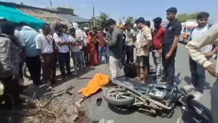 भिंड नगर: विवेकानन्द हॉस्पिटल के सामने डंपर ने बाइक को टक्कर मारी, एक की मौत, दो घायल