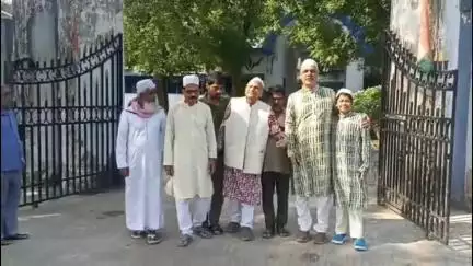 ইংরেজবাজার: কোতুয়ালি মিয়া পাড়া এলাকায় কুরবানী ঈদের শামীম দক্ষিণ মালদা কেন্দ্রের কংগ্রেস সাংসদ