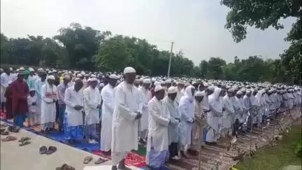 কোকৰাঝাৰ ভাগ: ঐতিহাসিক কালঝাৰ মাগুৰমাৰী আঞ্চলিক ঈদগাহ  মৈদানত শ শ ইছলাম ধৰ্মলাম্বী লোক কলা বেজ পৰিধান কৰি ঈদৰ নমাজ আদায়