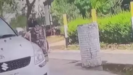 बीना: शिवाजी वार्ड में घर के बाहर खड़ी एक बाइक हुई चोरी, CCTV कैमरे में क़ैद हुई घटना; मामला हुआ दर्ज