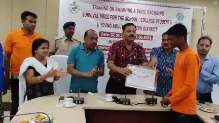ବୌଦ୍ଧ ସଦର: ସଦଭାବନା ସଭାଗୃହରେ ତାଲିମ ନେଉଥିବା ସନ୍ତରଣକାରୀଙ୍କୁ ପ୍ରମାଣ ପତ୍ର ଓ ସମ୍ବର୍ଦ୍ଧନା ପ୍ରଦାନ ଉତ୍ସବ ଅନୁଷ୍ଠିତ