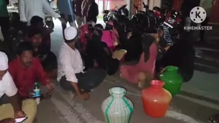 வாணியம்பாடி: நகராட்சி அலுவலகம் முன்பு 25 நாட்களாக குடிநீர் வழங்கவில்லை என கூறி போராட்டத்தில் ஈடுபட்ட பொதுமக்கள்