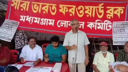 বারাসাত ১: স্মার্ট মিটার বাতিলের দাবিতে মধ্যমগ্রামে গণস্বাক্ষর সংগ্রহ কর্মসূচি বাম কর্মীদের