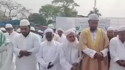 তেজপুৰ: পবিত্ৰ ঈদ উপলক্ষে দেশৰ অন্যান্য প্ৰান্তৰ সমান্তৰালকৈ তেজপুৰ ঈদগাহত ইছলাম ধৰ্মালম্বী লোকসকলে সমূহীয়াকৈ আদায় কৰে ঈদৰ নামাজ