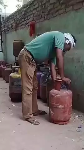 ठाकुरगंज क्षेत्र में अवैध गैस कटिंग करते हुए लोगों का वीडियो हुआ वायरल, कार्रवाई की की गई मांग