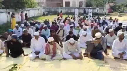 देवघर: पुरंदहा स्थित ईदगाह में बकरीद पर्व के अवसर पर मुस्लिम समुदाय ने नमाज़ अदा की