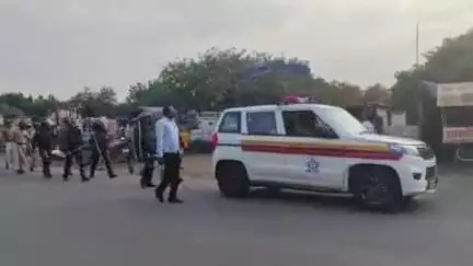 पैठण: पाचोड येथील मुख्य बाजारपेठेतून बकर ईदच्या पार्श्वभूमीवर पोलिसांचा रूट मार्च