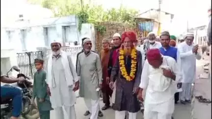 चित्तौड़गढ़: चित्तौड़गढ़ के घोसुंडा में मुस्लिम समाज ने जुलूस निकालकर ईद के मौके पर एक-दूसरे को बधाई दी और नमाज अदा की