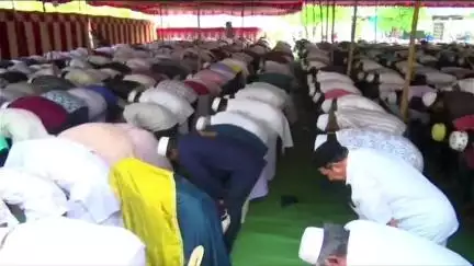 சேலம்: ஈகைத் திருநாளாம் பக்ரீத் பண்டிகை- சூரமங்கலம் ஈத்கா மைதானத்தில் ஆயிரக்கணக்கான இஸ்லாமியர்கள் சிறப்பு தொழுகை