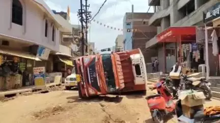 गौशाला चौक के पास सीवर लाइन के गड्ढे में फंसकर पलटा ट्रक, यातायात हुआ बाधित