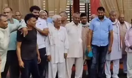 नारनौल: गांव कोरियावास मेडिकल कॉलेज के बाहर राव तुलाराम के नाम पर ग्रामीणों का एक महीने से धरना जारी