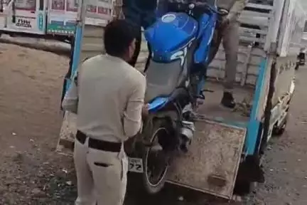 अंजड़: अंजड अस्पताल चौक के यात्री प्रतीक्षालय से पुलिस ने लावारिस बाइक बरामद कर थाने पहुंचाया