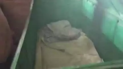 राजापाकर: राजापाकर थाना क्षेत्र के राजापाकर चौड़ीपर गांव में शुक्रवार-शनिवार की रात अज्ञात चोरों ने एक घर में की चोरी