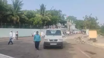 धुळे: बकरी ईदनिमित्त पांझरा नदीच्या काठी असलेल्या ईदगाह मैदानावर सामूहिक नमाज पठण