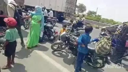टूंडला: आगरा रोड स्थित जैन कोल्ड स्टोर के पास खड़े ट्रक में पीछे से घुसी मोटरसाइकिल, बेटे सहित 3 लोग घायल