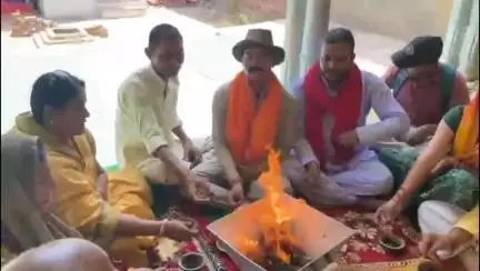 मथुरा: मथुरा के बद्रीनाथ मंदिर में निर्दोष जानवरों की हत्या के खिलाफ सनातनियों ने आत्म शांति के लिए किया हवन यज्ञ