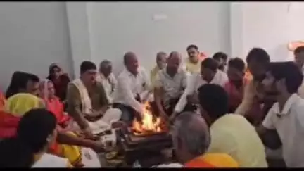 कन्नौज जनपद छिबरामऊ में इंद्रानगर मोहल्ले में मंशा देवी मंदिर के आगे वैदिक मंत्रोउच्चारण के साथ संगीतमय भव्य हवन पूजन।