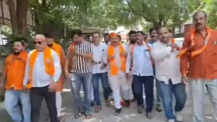 छत्रपती संभाजीनगर क्या हुआ तेरा वादा ठाकरे गटाने दिले आमदार प्रदीप जैस्वाल यांना निवेदन