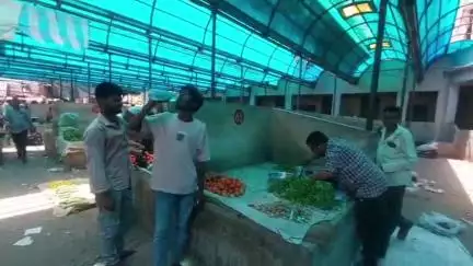 ગોધરા: પંડિત દીનદયાળ ઉપાધ્યાય માર્કેટમાં CCTV કેમેરા બંધ થતા પુનઃ કચરાના ઢગલાં થયા, સ્થાનિકોની સફાઈ માટે રજુઆત #jansamasya