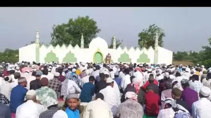 महागाव: तालुक्यातील काळी दौ. येथील ईदगाह मैदानात बकरी ईद निमित्य सामूहिक नमाज केली पठण