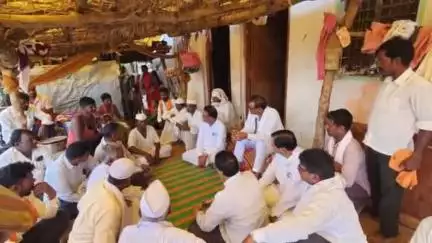 सेनगाव: सशस्त्र दरोडा पडलेल्या घोरदरी येथील साबळे कुटुंबीयांच्या आखाड्यावर आमदार तानाजीराव मुटकुळे यांची भेट