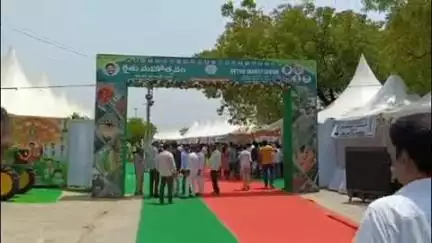 హుస్నాబాద్: హుస్నాబాద్ లో జరుగుతున్న రైతు మహోత్సవం లో పాల్గొన్న రాష్ట్ర రైతు కమిషన్ చైర్మన్ కోదండ రెడ్డి