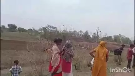 हरसूद: खंडवा-हरदा मार्ग पर बड़ा हादसा टला, स्टेयरिंग लॉक होने से सड़क से नीचे उतरी बस