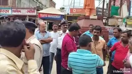 বিশালগড়: বিশালগড় চৌমহনী তে বাস গাড়ি থেকে যাত্রী নামা কেন্দ্র করে ট্রাফিক কর্মীর সঙ্গে বাগবিতন্ডা