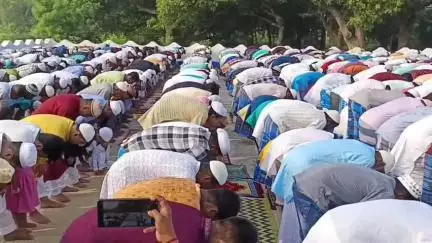 নানুর: ঈদ-উল-আযহা উপলক্ষে পাপুড়ীর ঈদ গাঁ মাঠে ঈদের নামাজ আদায় করলেন জেলা পরিষদের সভাধিপতি সহ অন্যান্যরা