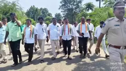 మహబూబాబాద్: నెల్లికుదురు మండలంలో లబ్ధిదారులకు ఇందిరమ్మ పట్టాలు అందజేసి భూమి పూజ చేసిన ఎమ్మెల్యే మురళి నాయక్..