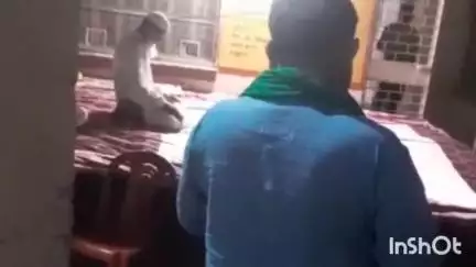 गढ़मुक्तेश्वर: सिंभावली कस्बे में स्थित विद्युत उपकेंद्र में नमाज पढ़ते व्यक्ति का वीडियो वायरल, अवर अभियंता ने कराया मुकदमा दर्ज