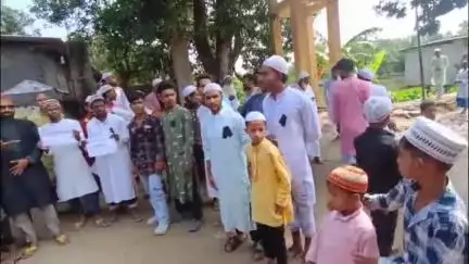 মানকাচৰ: পবিত্ৰ ঈদ উল আজহাৰ দিনা ৰাজ্যৰ বিভিন্ন জিলাৰ সমান্তৰালকৈ দক্ষিণ শালমাৰা মানকাচৰ  জিলাতো আমছুৰ মৌন প্ৰতিবাদ