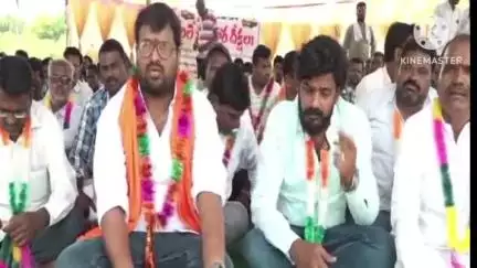మంచిర్యాల: సిసిఐ అధికారులు ఇతర రాష్ట్రాల నుండి లారీలను తీసుకువచ్చి,తమ పొట్ట కొడుతున్నారని, లారీ యాజమానుల సంఘం ఆధ్వర్యంలో నిరసన