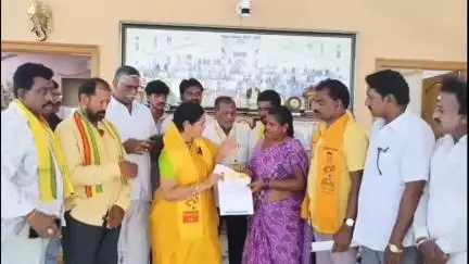 భీమవరం: ముఖ్యమంత్రి సహాయనిధి చెక్కును పంపిణీ చేసిన నియోజకవర్గ ఇన్చార్జి తోటా సీతారామలక్ష్మి