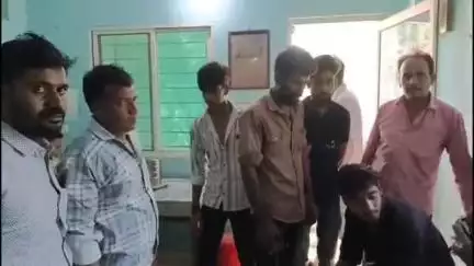 देवास नगर: ग्राम बरखेड़ा के पास अज्ञात वाहन ने बाइक सवार मां-बेटे को मारी टक्कर, मां की मौत