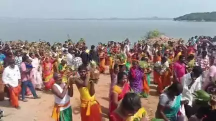 மேட்டூர்: மேட்டூரில் ஸ்ரீ ஐயனாரப்பன் திருக்கோயில் கும்பாபிஷேக விழாவை ஒட்டி ஆயிரத்துக்கும் மேற்பட்டோர் பங்கேற்ற தீர்த்த கூட ஊர்வலம்