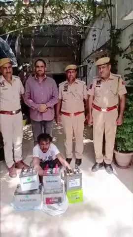 जयपुर: सिंधी कैंप थाना पुलिस ने सरकारी एम्बुलेंस से बैटरी चुराने वाले गिरोह का किया खुलासा, आरोपी के पास से 6 बैटरी की बरामदगी