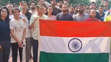 धनबाद/केंदुआडीह: भारत विकास परिषद ने आईएसएम से निकाली तिरंगा यात्रा, शहर के विभिन्न क्षेत्रों में किया भ्रमण