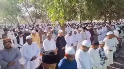 झांसी: झांसी में 54 हजार लोगों ने अदा की बकरीद की नमाज़, अल्लाह को राजी करने के लिए दी जा रही कुर्बानी और मांगी गई दुआएं